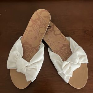 NWOT Blowfish White Bow Sandals Size 9